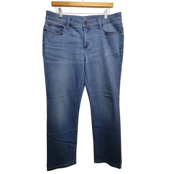 St. John's Bay Straight Leg Light Wash Jeans 12 Petite - Picture 1 of 9